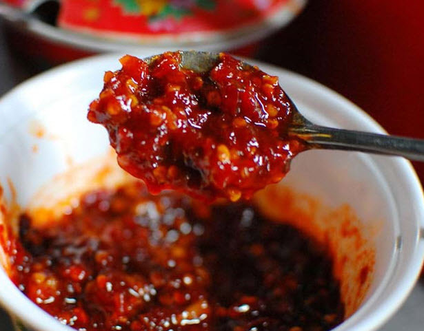 Mách bạn cách tự làm dầu ớt thơm ngon tại nhà
